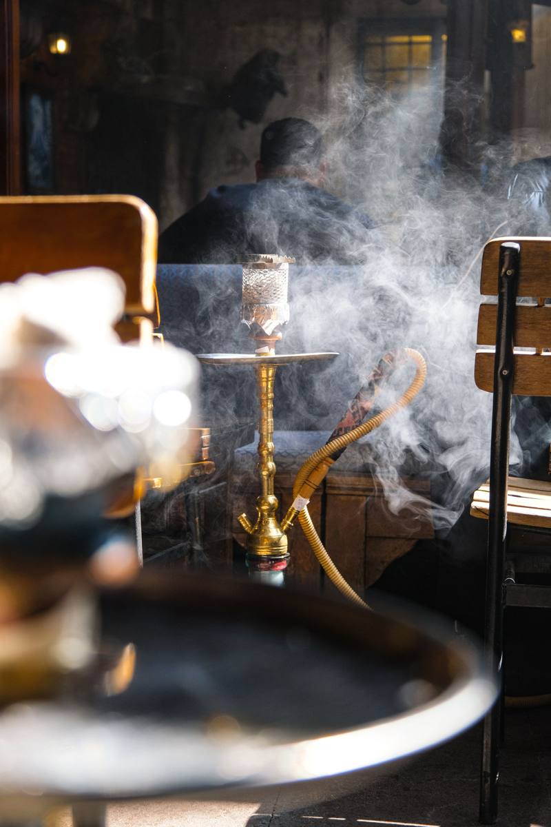 Shisha con vapor sobre una mesa