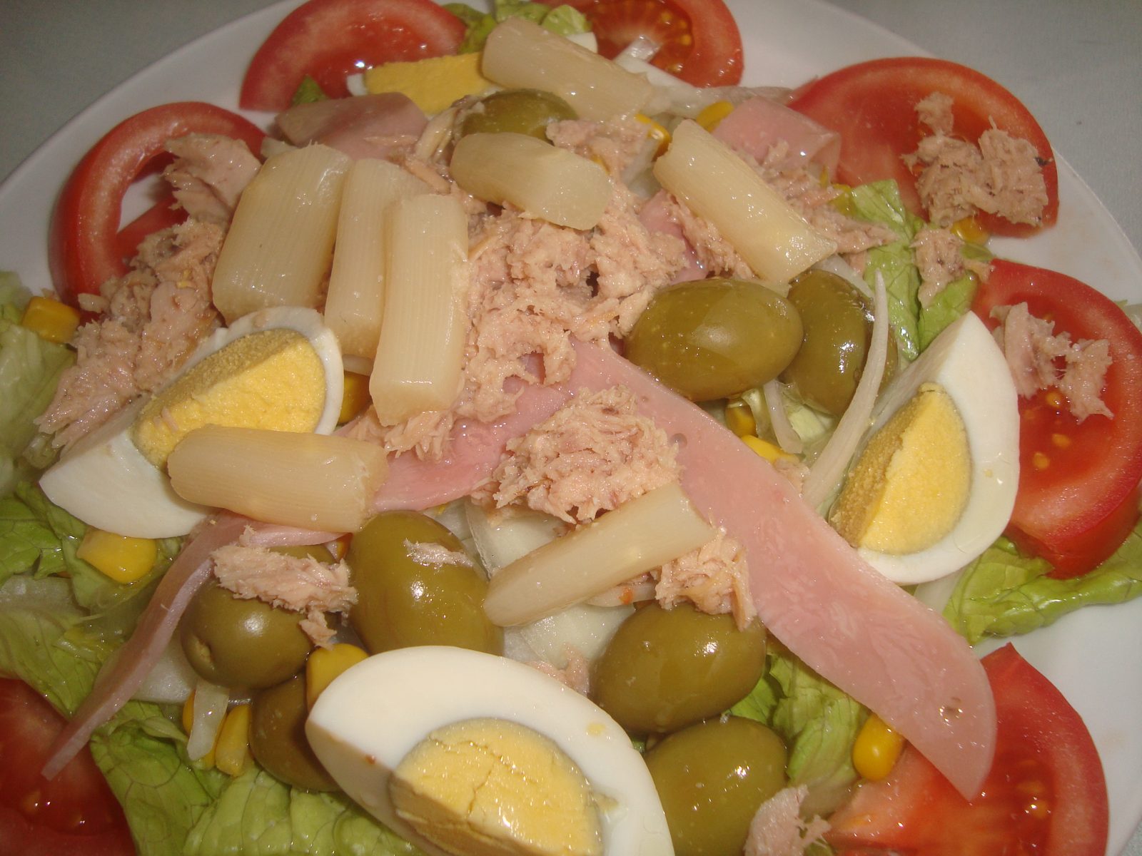Ensalada valenciana con huevo, atún y olivas