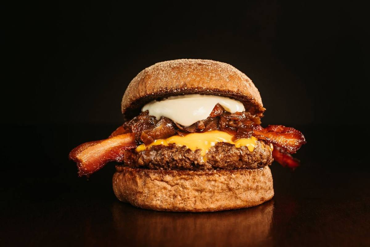 Hamburguesa con bacon y queso fundido