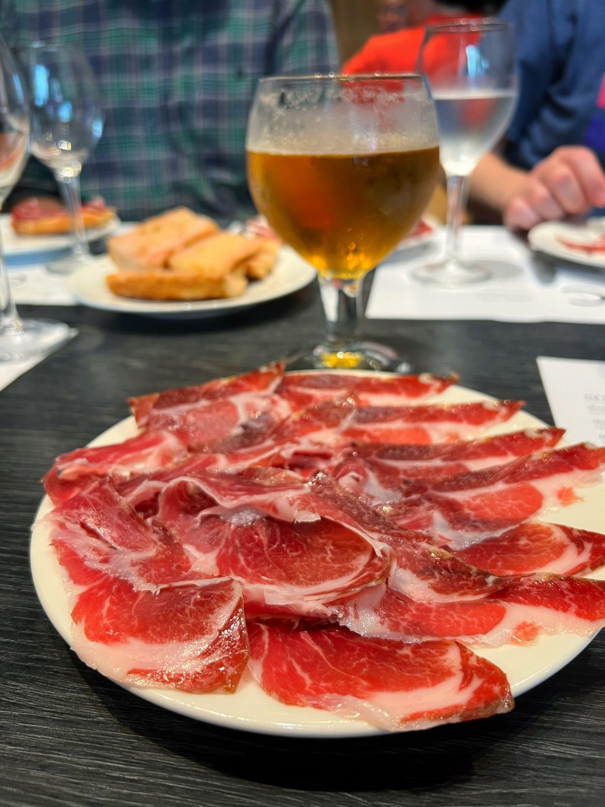 Plato de jamón con una caña