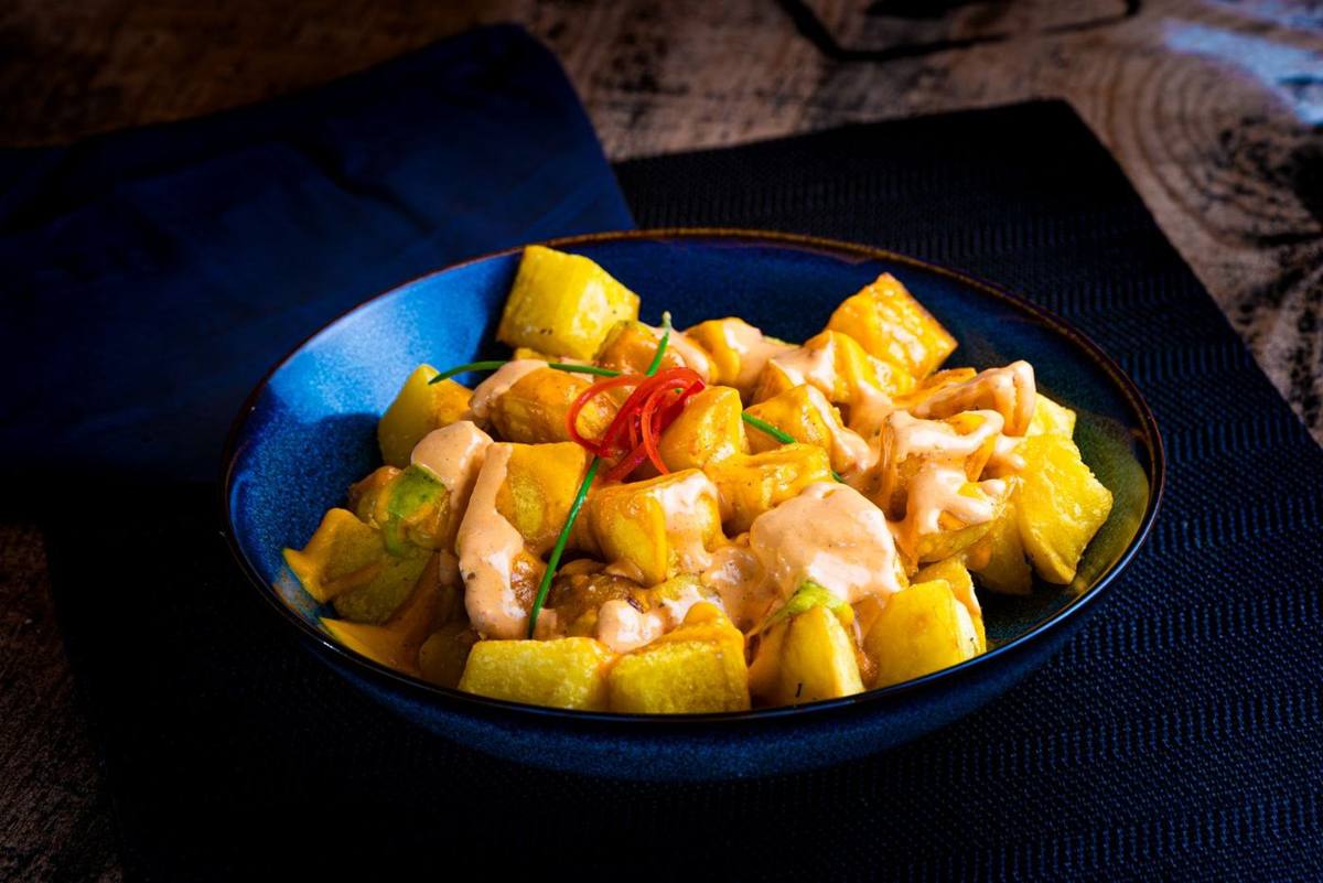 Cuenco de patatas bravas con salsa