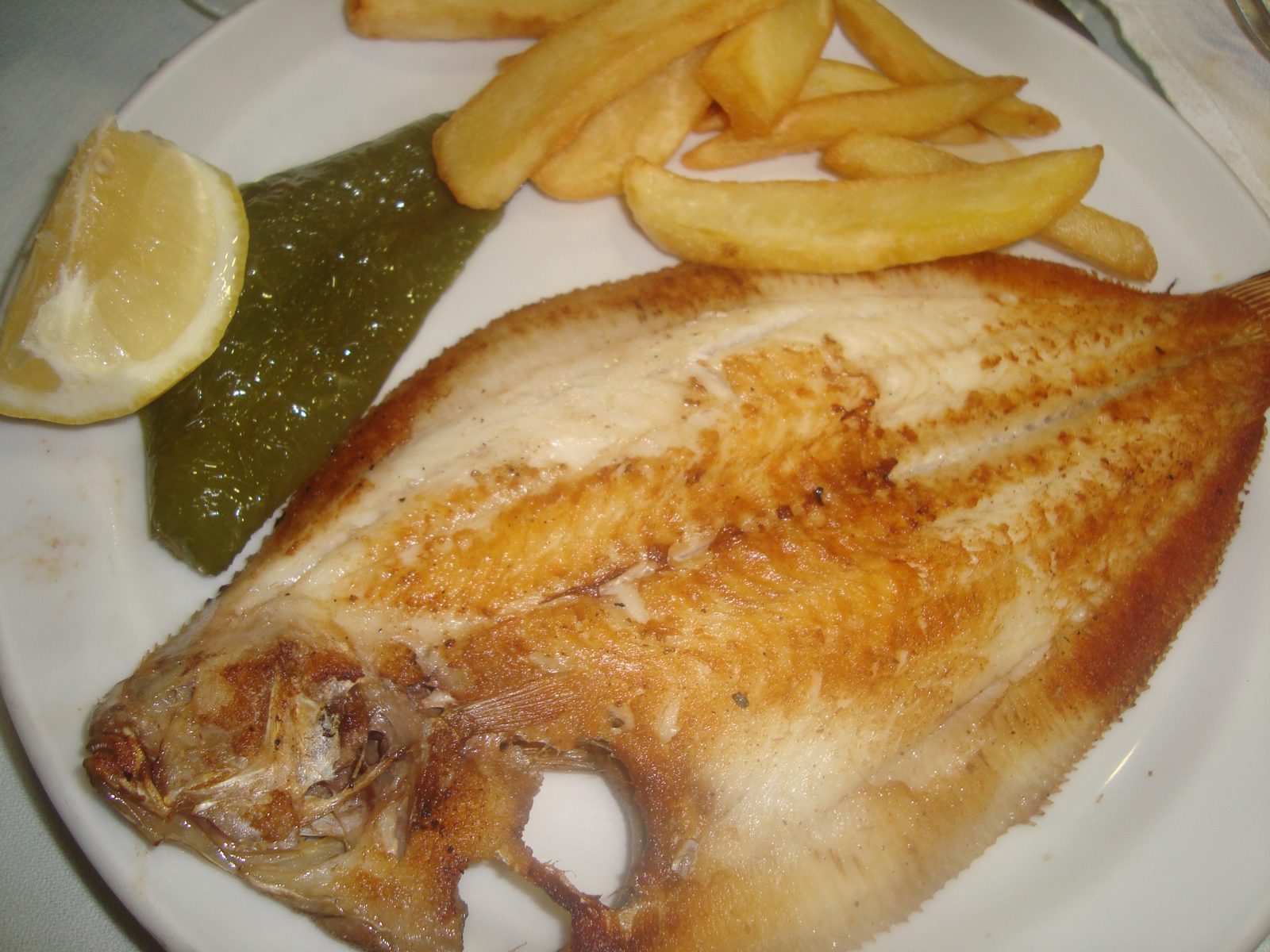 Pescado a la plancha con patatas y limón