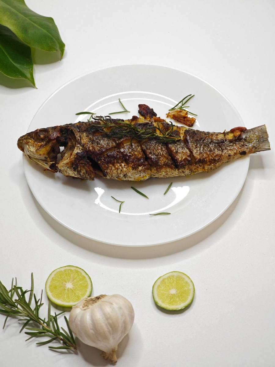 Pescado entero a la plancha con romero y lima