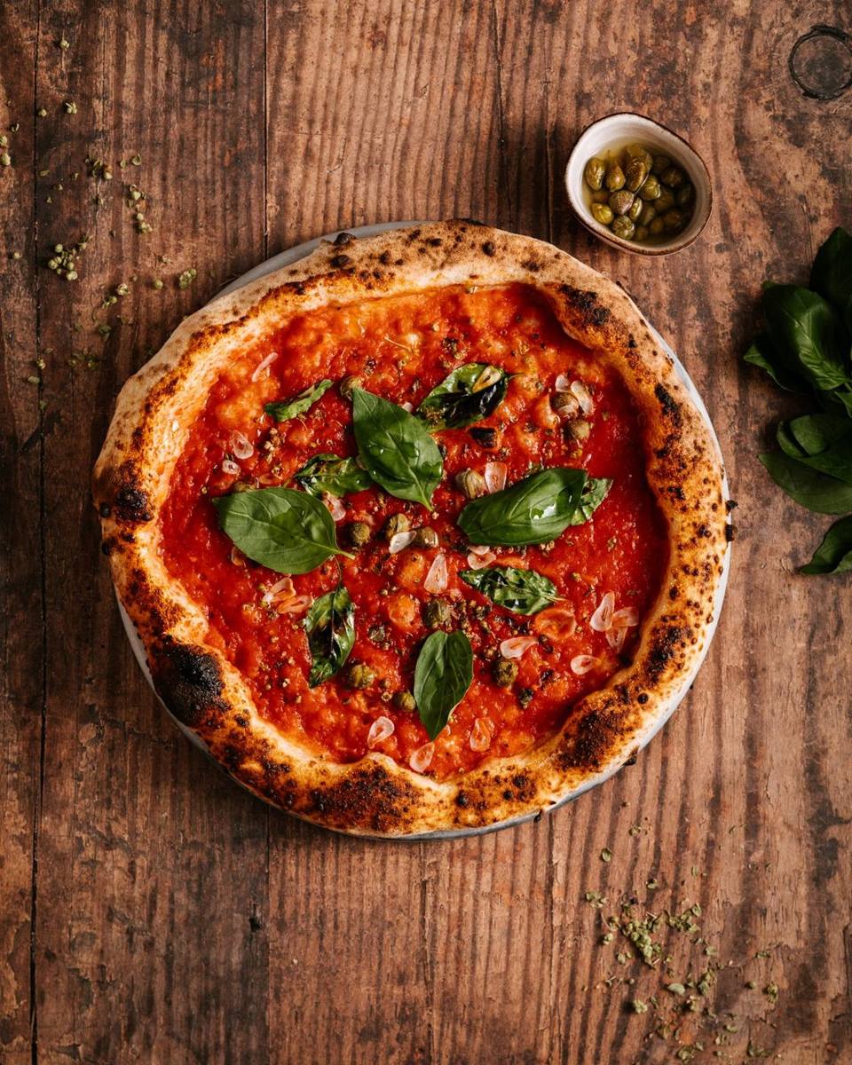 Pizza de masa madre recién horneada