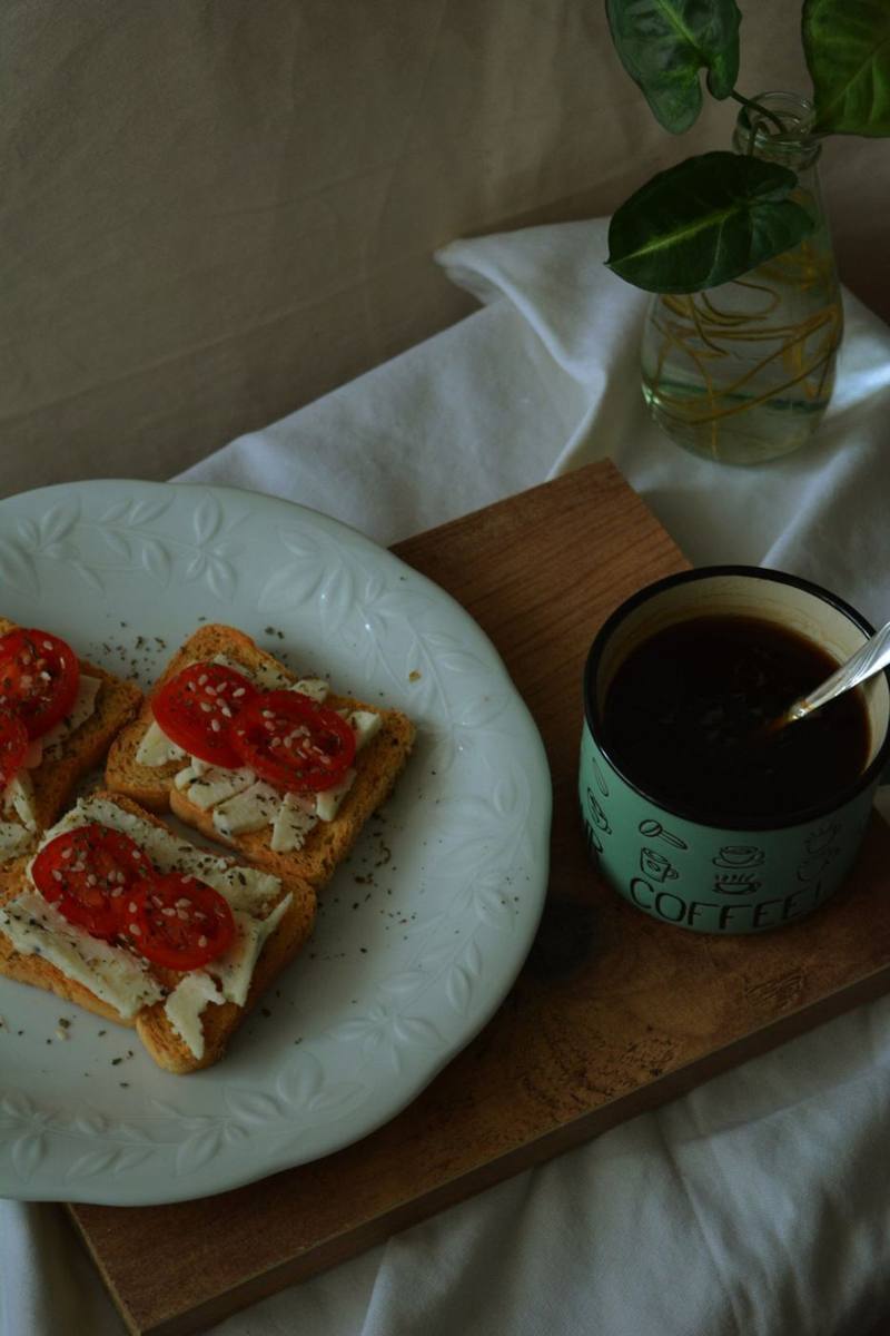 Tostada de pan con tomate y café