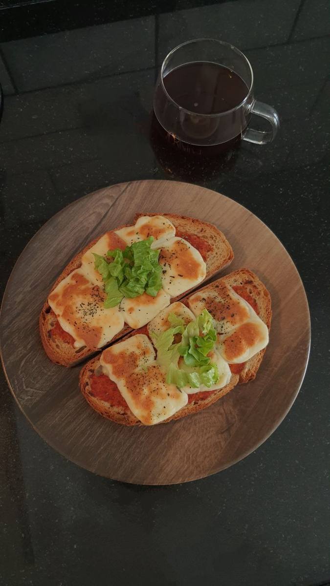 Tostadas con tomate y una taza de café