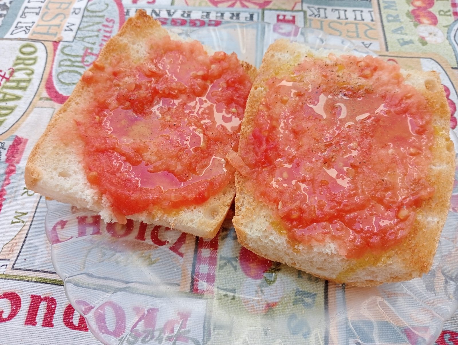 Tostadas con tomate en un plato de bar