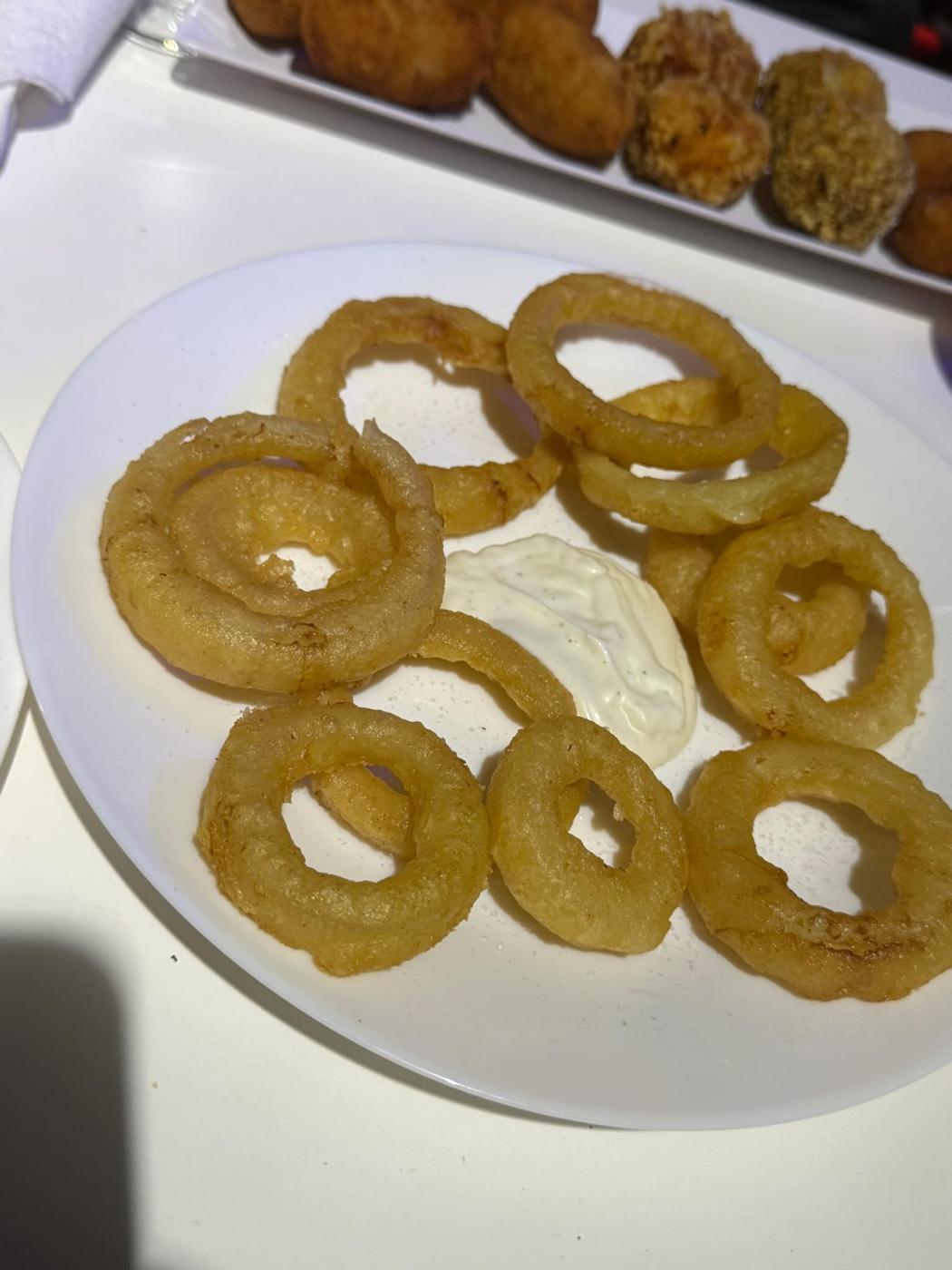 Aros de cebolla con alioli