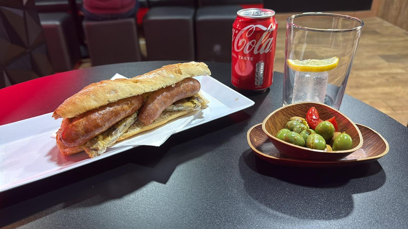 Bocadillo de longaniza y morcilla con olivas