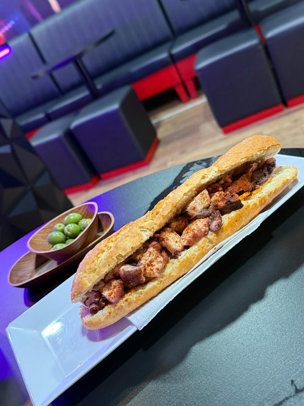Bocadillo de pulpo con pimentón