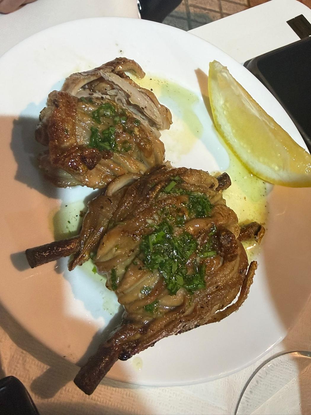 Chuletas a la brasa con perejil y limón