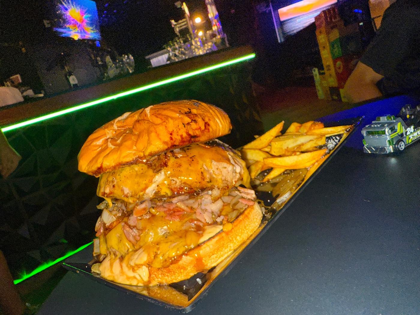 Hamburguesa con queso fundido y patatas fritas