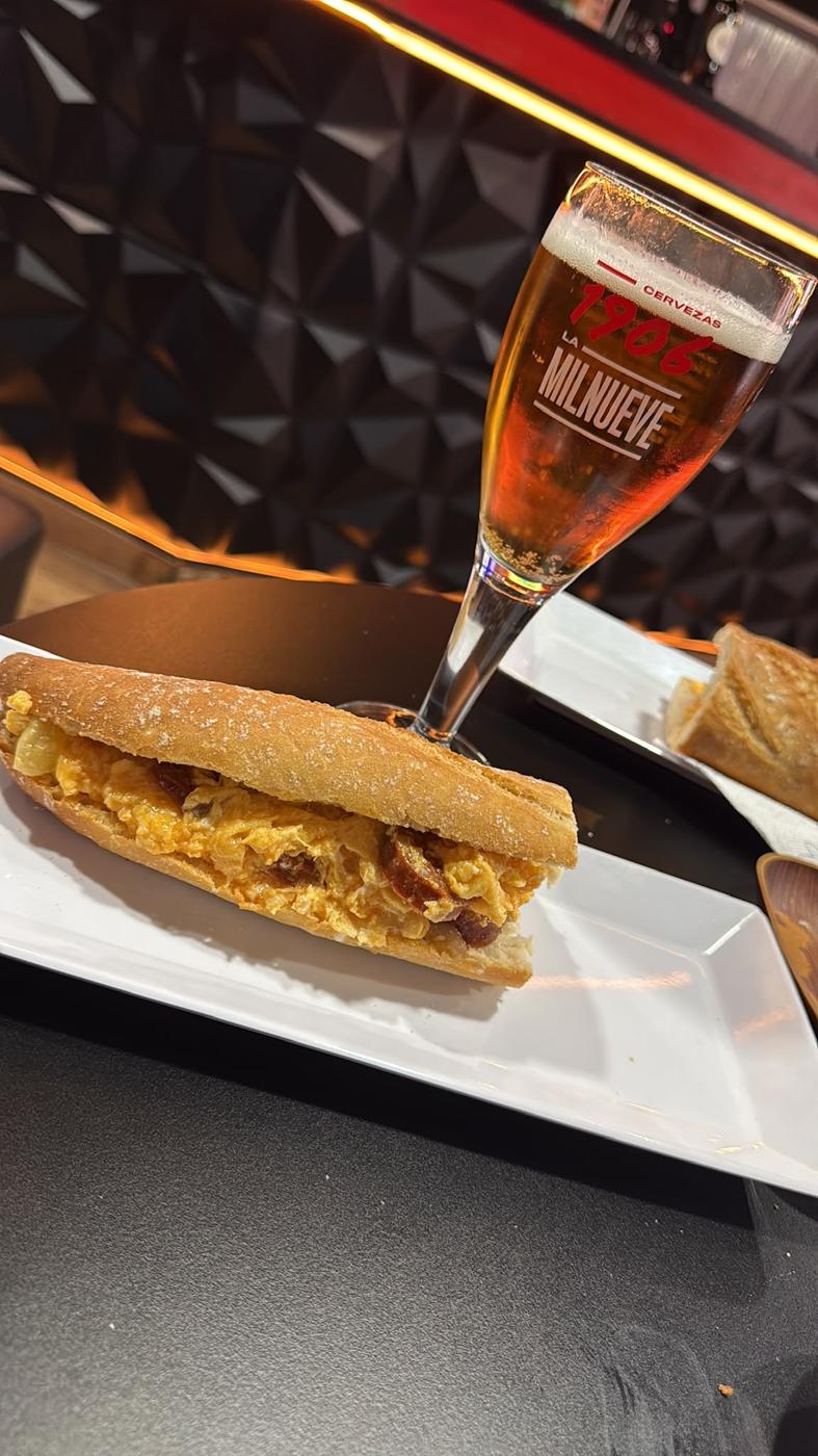 Bocadillo de revuelto con chorizo y una caña