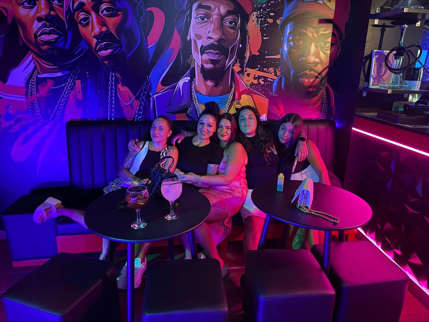 Un grupo de amigas en el sofá de Mi negra